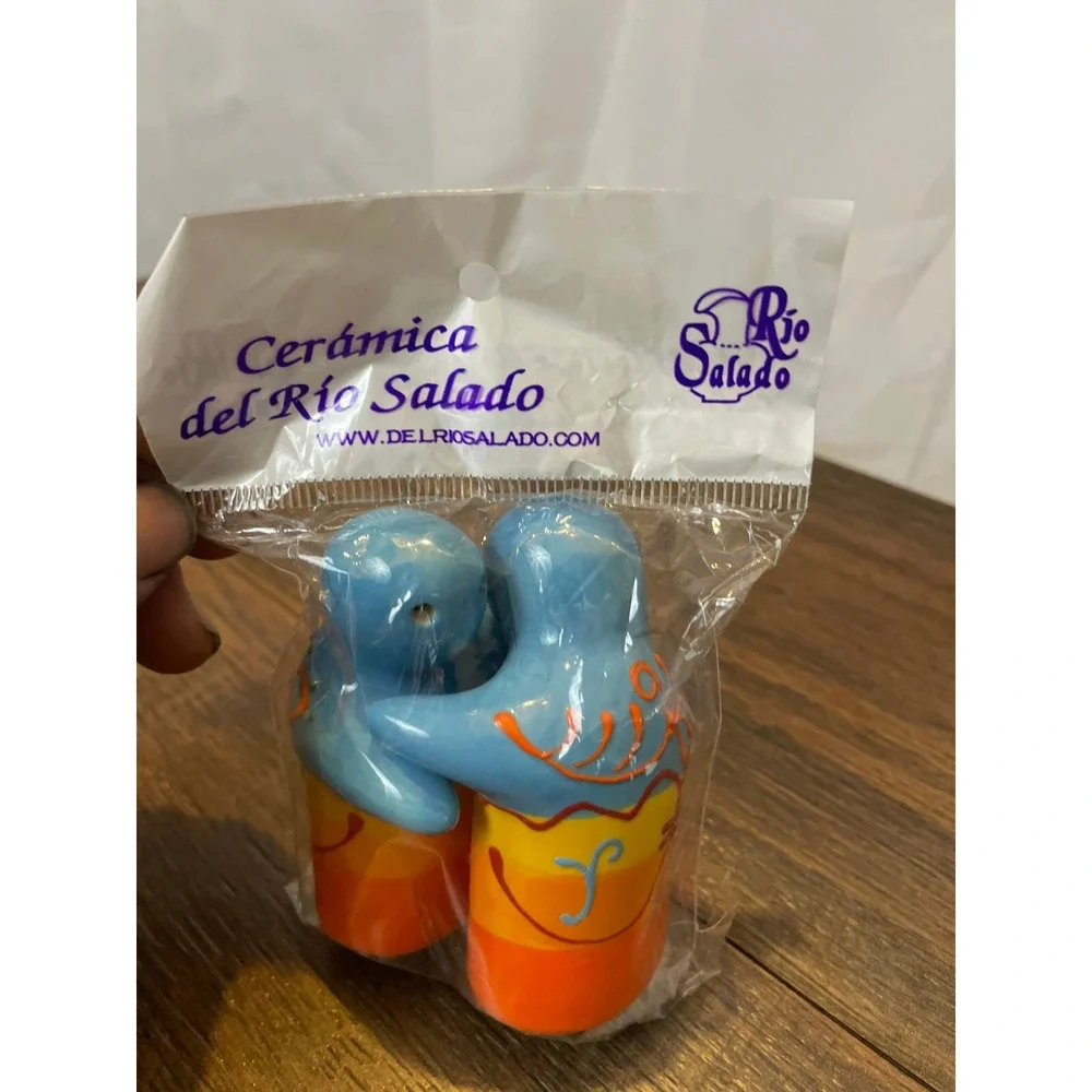 DEL RIO SALADO HUGGING SALT‎ & PEPPER SHAKER SET Hand Painted NEW